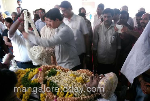 Hundreds bid tearful farewell to renowned Tulu dramatist, actor KN Tailor 1